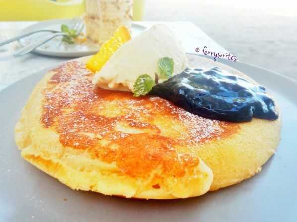 blueberries_and_cream_pancake_2_the_sunny_side_cafe_ferrywrites